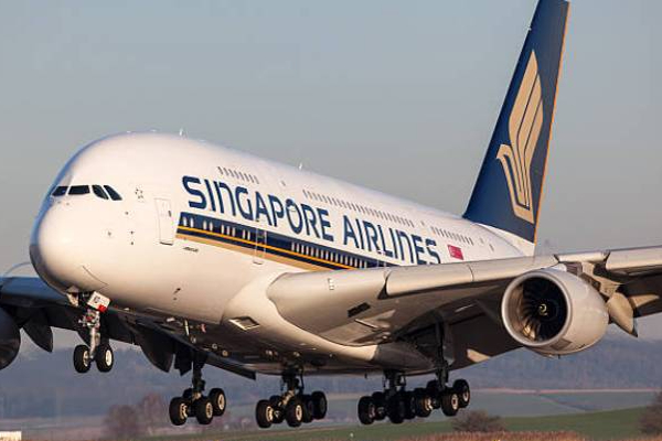 ஹாங்காங்கில் அவசர அவசரமாகத் தரையிறங்கிய விமானம்! | Plane Made An Emergency Landing In Hong Kong