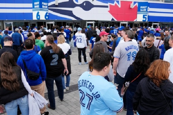கனடாவில் விளையாட்டு ரசிகருக்கு அடித்த அதிஷ்டம் | A Lucky Hit For A Sports Fan In Canada