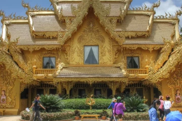 மின்னும் பொது கழிப்பறை; ஆர்வமுடன் செல்லும் சுற்றுவாசிகள்!