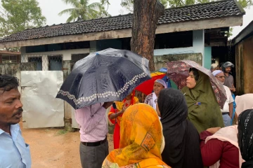 பாடசாலை அதிபரை இடம் மாற்றாதே - கொட்டும் மழையில் வீதிக்கு வந்து போராடிய மக்கள் (படங்கள்)