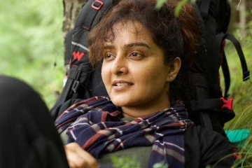 உயிருக்கு ஆபாத்தான சூழ்நிலை!! விவாகரத்தான 43 வயதான நடிகையிடம் அத்துமீறும் இயக்குனர்!