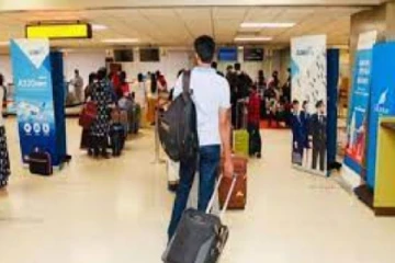 வெளிநாடு செல்பவர்களை இலக்கு வைத்த கும்பல் சிக்கியது