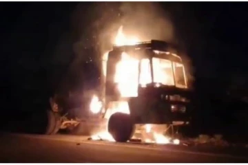 கரூர் திமுக ஒப்பந்தகாரரின் லாரி எரிக்கப்பட்ட சம்பவம் : அதிமுக பிரமுகர்கள் மீது 7 பிரிவுகளில் வழக்கு பதிவு