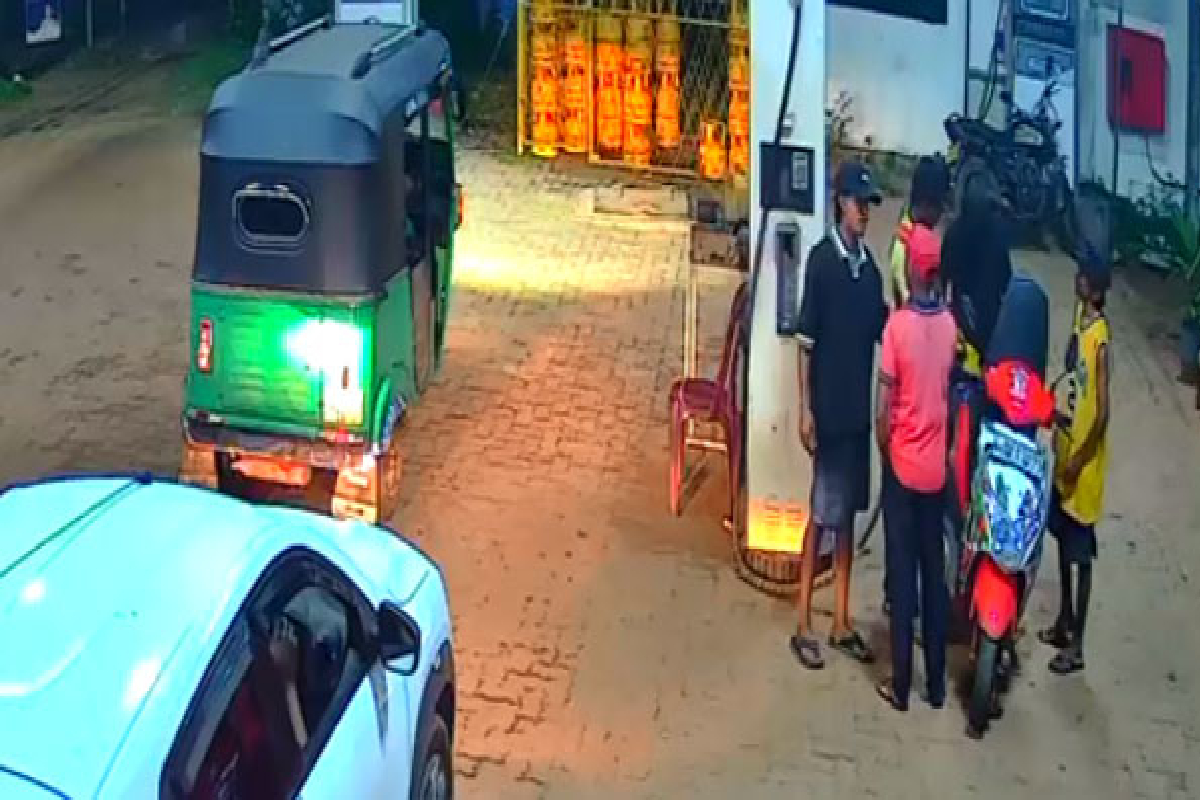 qr குறியீட்டை கேட்ட எரிபொருள் ஊழியரை துரத்தி தாக்கிய இளைஞர்கள் | Pump Operator Attacked After Asking For Code qr குறியீட்டை கேட்ட எரிபொருள் ஊழியரை துரத்தி தாக்கிய இளைஞர்கள் | Pump Operator Attacked After Asking For Code