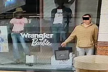 வணிக வளாகத்தில் நகைகளை திருட சிலை போல் நின்ற வாலிபர்! இறுதியில் நடந்த சம்பவம்