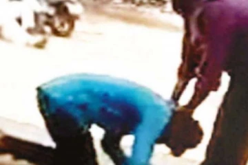 காதலியுடன் தனிமையில் இருந்த கணவரை கையும் களவுமாக பிடித்த மனைவி... காலில் விழுந்த கதறிய சம்பவம்