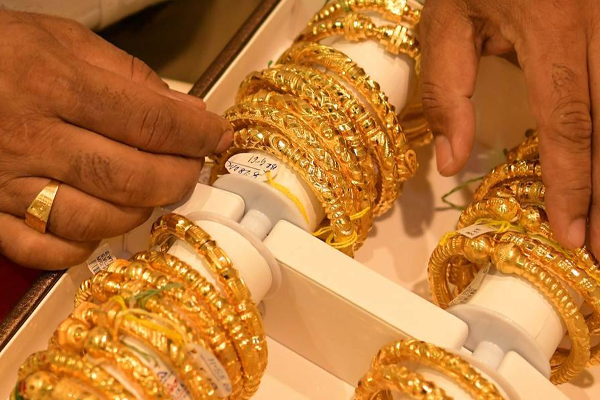 நகைப்பிரியர்கள் ஹேப்பி; அதிரடியாக குறைந்த தங்கவிலை! | Happy Jewellers Dramatically Low Accommodation