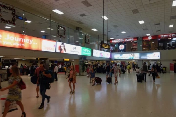 கனடா செல்ல முற்பட்ட தமிழ் இளைஞன் விமான நிலையத்தில் கைது