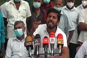 மண் வெட்டியால் இனி அரசியல்வாதிகளையும் வெட்டுவோம்! ஆக்ரோசமாக எச்சரிக்கை விடுத்த விவசாயிகள்