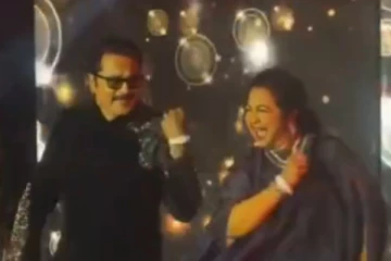 வரலக்ஷ்மி திருமண கொண்டாட்டம்.. ரவுடி பேபி பாடலுக்கு நடனம் ஆடிய ராதிகா - சரத்குமார்! வைரல் வீடியோ