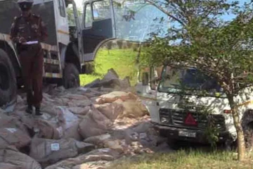 30 அடி பள்ளத்தில் பாய்ந்த லொறி