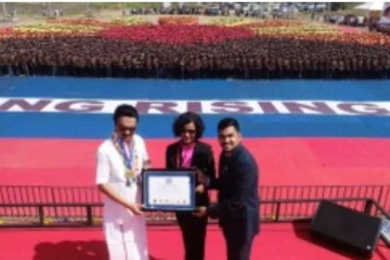 6000 பேர் சேர்ந்து உருவாக்கிய உதயசூரியன் சின்னம்: உலக சாதனைக்கான விருதை பெற்றார் முக ஸ்டாலின்