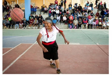 71 வயதில் கூடைப்பந்து விளையாடி இளைஞர்களை திணற வைத்த பாட்டி - ட்ரெண்டிங் வீடியோ!