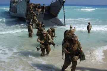 ඇමරිකානු සෙබළු ආවොත් පනපිටින් පුච්චනවා මිනී පෙට්ටිවල යන්න වෙන්නේ - ඉරානෙන් මරණීය තර්ජනයක්