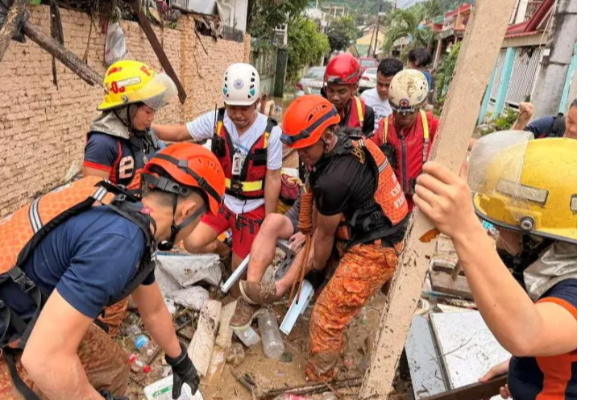 வெளிநாடொன்றை புரட்டிப் போட்ட சூறாவளி...! நூற்றுக்கணக்கானோர் பலி | Heavy Typhoon Kalmaegi 46 Killed In Philippines வெளிநாடொன்றை புரட்டிப் போட்ட சூறாவளி...! நூற்றுக்கணக்கானோர் பலி | Heavy Typhoon Kalmaegi 46 Killed In Philippines