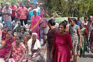 காட்டு யானைத் தொல்லைக்கு தீர்வு வேண்டும்: வீதிக்கு இறங்கிய இலுப்படிச்சேனை மக்கள்