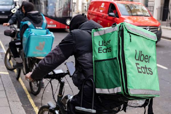 பிரித்தானியாவில் சட்டவிரோத உணவு விநியோக நபர்கள் கொத்தாக கைது | Uk Arrests Illegal Delivery Riders