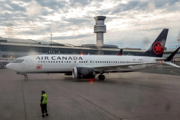 Air Canada cancelling flights, ஏர் கனடா விமான சேவை திடீர் ரத்து: பாதிப்பில் 130,000 பயணிகள்! பணியாளர்களின் கோரிக்கை என்ன?