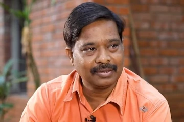 மறைந்த சீரியல் இயக்குனர் தாய் செல்வமுக்கு.. விருதுகொடுத்து கௌரவித்த விஜய் டிவி, கண்கலங்க வைக்கும் வீடியோ