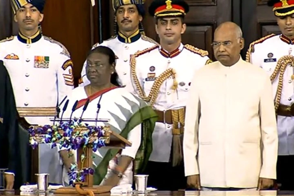 இந்தியாவின் 15ஆவது ஜனாதிபதியானார் பழங்குடியின பெண்! | A Tribal Woman Became The 15Th President Of India