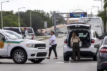 புளோரிடா பல்பொருள் அங்காடியில் துப்பாக்கி சூடு;  குழந்தை உள்பட 3 பேர் உயிரிழப்பு