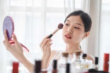 கர்ப்பகாலத்தில் 'மேக்கப்' போடுவதால் கருவுக்கு பாதிப்பு ஏற்படுமா?