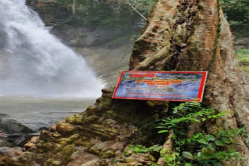 சுற்றுலா சென்ற இளைஞர்களுக்கு ஏற்பட்ட விபரீதம்! ஒருவர் பலி - மூவர் மாயம்