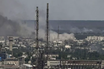 உக்ரைனில் நூற்றுக்கணக்கானோர் தங்கியிருப்பதாகக் கூறப்படும் இரசாயன ஆலை மீது ஷெல் தாக்குதல்