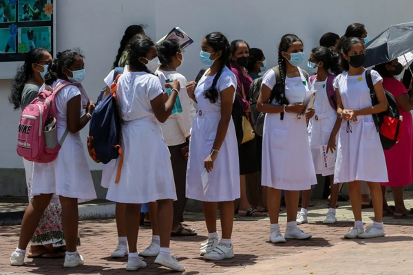 அடுத்தடுத்து 40 பாடசாலை மாணவிகள் வைத்தியசாலையில் அனுமதி | 40 Female Students Admitted To Hospital