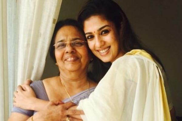 நயன்தாராவை தூக்கி வைத்து கொஞ்சும் அவரது தாய்.. அழகிய குடும்ப புகைப்படம்