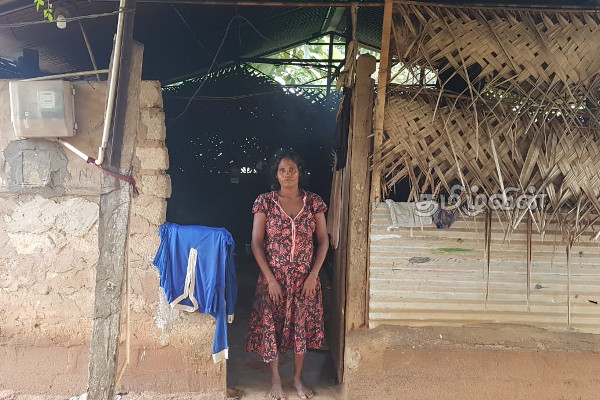 முல்லைத்தீவில் அரைகுறையாக நிர்மாணிக்கப்பட்ட வீடுகளில் அல்லல்படும் மக்கள் (Photos) | Temporary Housing When The House Is Incomplete