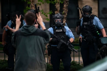 மனித உடல் எச்சத்துடன் சுற்றித் திரிந்த மனிதர்! அதிர்ந்து போன மக்கள்: வீடியோ