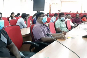 ஊடகத்துறை அமைச்சரின் கலந்துரையாடலுக்கு கறுப்புப்பட்டியுடன் சென்ற ஊடகவியலாளர்கள் (PHOTOS)