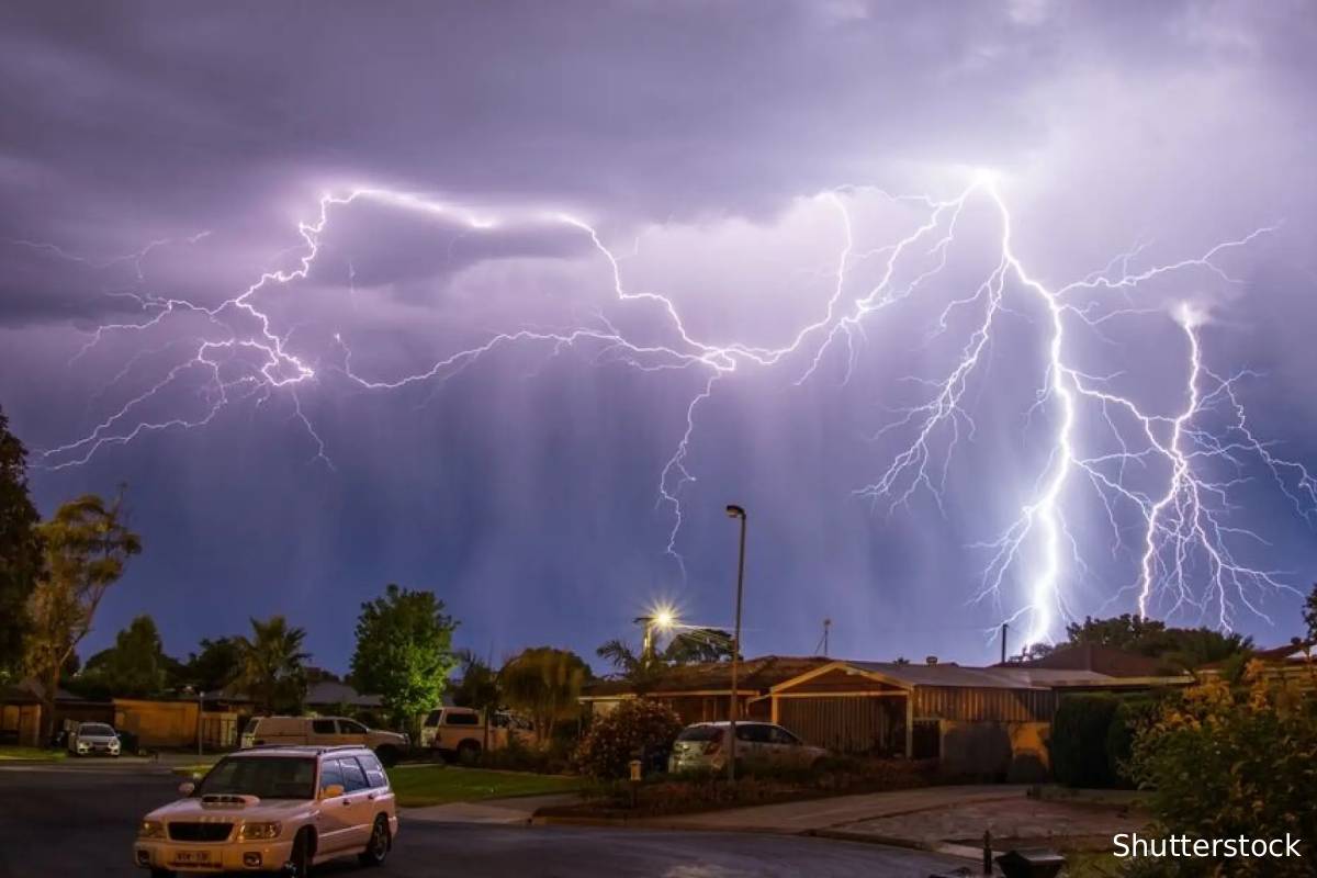 பிரான்சில் வீட்டை தாக்கிய மின்னல்: அதிர்ஷ்டவசமாக உயிர் தப்பிய குடும்பம் | Lightning Hits House In France Family Escaped