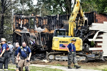 அமெரிக்காவில் ஒரே வீட்டில்  10 பேர் உடல் கருகி பலி