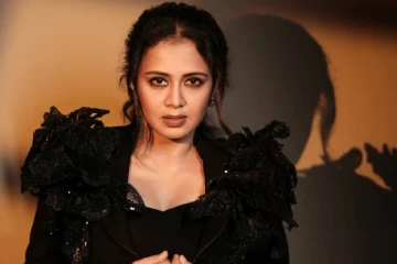 கருப்பு நிற உடையில் கிறங்கடிக்கும் VJ அஞ்சனா… லைக்குகளை அள்ளும் லேட்டஸ்ட் லுக்!