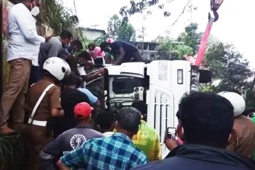 கட்டுப்பாட்டை இழந்து டீசல் கொள்கலன் வாகனம் விபத்து!