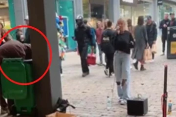 குப்பைத் தொட்டியில் நபர் செய்த காரியம்: பாடுவதை நிறுத்திவிட்டு இளம்பெண் செய்த தரமான சம்பவம்! பயங்கர ட்ரெண்டிங் காட்சி