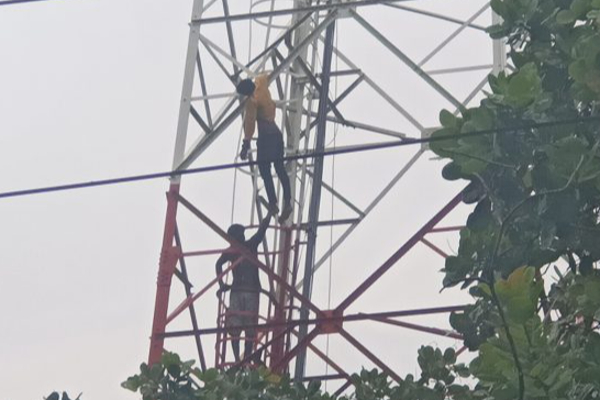 பெண்ணை  அழைத்து சென்ற பெற்றோர்; கோபுரத்தில் ஏறி தற்கொலை செய்ய முயன்ற இளைஞரால் பரபரப்பு | Parents Who Took The Girl Excitement