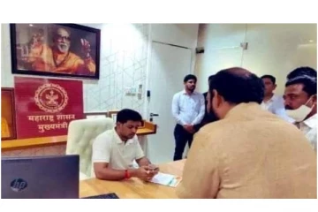 மகாராஷ்டிர முதலமைச்சர் இருக்கையில் அமர்ந்த மகன் - வெளியான புகைப்பட்டதால் வெடித்தது சர்ச்சை