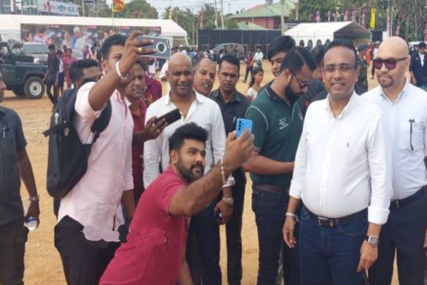 யாழ் மண்ணில் முன்னாள் நட்சத்திர கிரிக்கெட் வீரர்! புகைப்படம் எடுக்க குவித்த பொதுமக்கள் | Jaffna Cricket Player Sanath Jayasuriya Visit