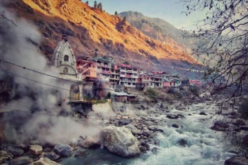 ஒரே இடத்தில் குளிர்ந்த ஆறும், வெந்நீரும் - மர்மம் நிறைந்த சிவன் கோவில்