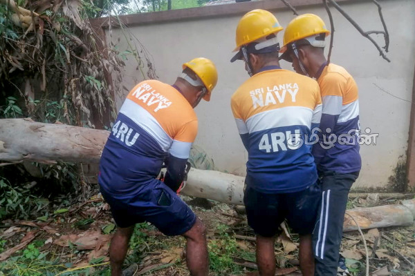 நாட்டை உலுக்கும் சீரற்ற காலநிலை! தயார் நிலையில் கடற்படையினர் | Bad Weather In Sri Lanka Today