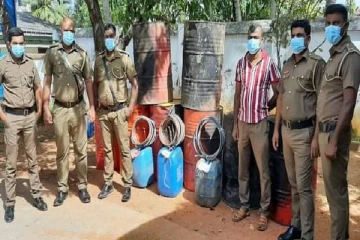 துவரங்காடு பகுதியில் கசிப்பு உற்பத்தியில் ஈடுபட்ட மூவர்  கைது