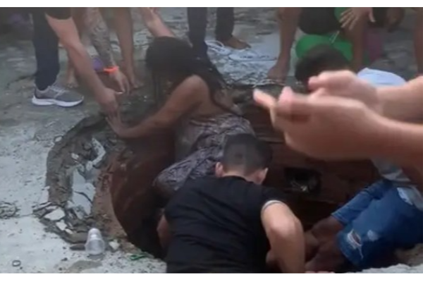 பார்ட்டியில் கட்டிபிடித்து ஆடியபோது திடீரென குழிக்குள் விழுந்த பெண்கள் - வீடியோ வைரல்! | 7 Women Fell Into A Sinkhole Viral Video பார்ட்டியில் கட்டிபிடித்து ஆடியபோது திடீரென குழிக்குள் விழுந்த பெண்கள் - வீடியோ வைரல்! | 7 Women Fell Into A Sinkhole Viral Video