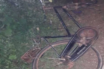 யாழ். பகுதியில் சைக்கிளில் வந்த நபர் மோதிய வாகனம்...சாரதியை நையப்புடைத்து மக்கள்