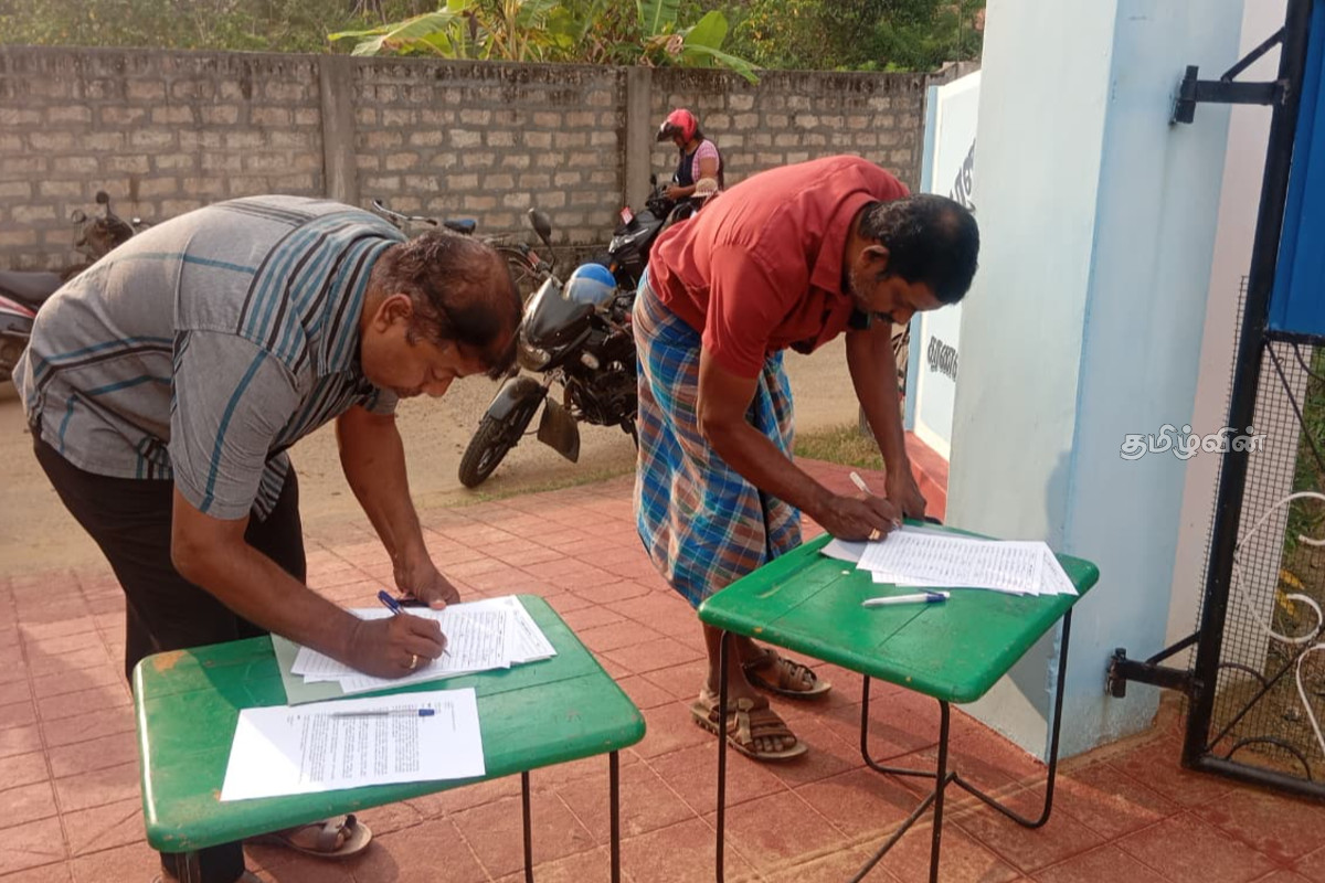 யாழில் அதிபர் இல்லாமல் இயங்கும் பாடசாலை- அரசுக்கு எதிரான கண்டனத்தை வெளியிட்ட மக்கள் | School In Jaffna Operating Without A Principal யாழில் அதிபர் இல்லாமல் இயங்கும் பாடசாலை- அரசுக்கு எதிரான கண்டனத்தை வெளியிட்ட மக்கள் | School In Jaffna Operating Without A Principal