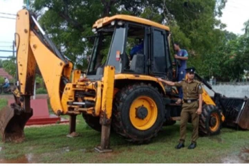 சூழலுக்கு பாதிப்பை ஏற்படுத்தும் வகையில் பெக்கோ இயந்திரத்தை பயன்படுத்திய மூன்று பேர் கைது (Photo)