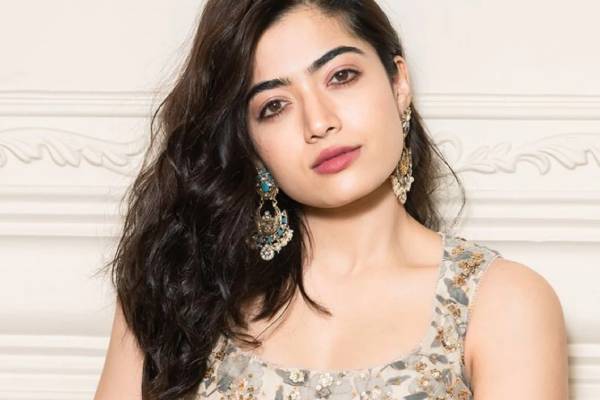 என் வீட்டு உதவியாளர்களின் கால்களைத் தொட்டு வணங்குகிறேன் .. நடிகை ராஷ்மிகா பேட்டி | Rashmika Touches His House Helpers Feet என் வீட்டு உதவியாளர்களின் கால்களைத் தொட்டு வணங்குகிறேன் .. நடிகை ராஷ்மிகா பேட்டி | Rashmika Touches His House Helpers Feet