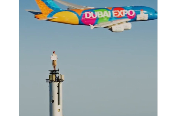 எவ்ளோ உயரம்... புர்க் கலிஃபாவின் உச்சியில் நின்ற பெண்.. - வைரலாகும் எமிரேட்ஸ் விளம்பர வீடியோ - தமிழ்நாடு